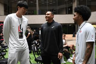 杨瀚森启程赴纽约参加2025NBA新秀训练营，开启职业生涯新篇章：首轮第16顺位登陆开拓者，夏联表现亮眼潜力获认可
